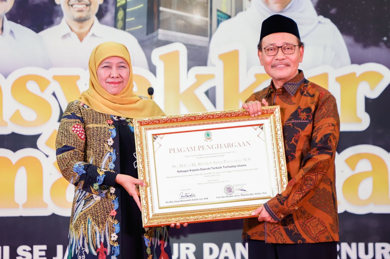 Gubernur Jatim Khofifah Indar Parawansa (kiri) menerima penghargaan dari MUI di kantor baru MUI, Surabaya. Foto/Humas Pemprov