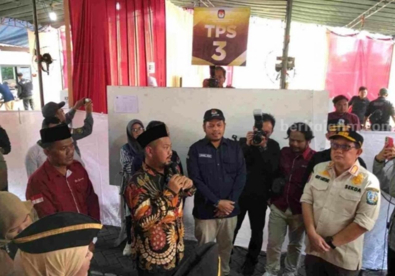 Bupati Gresik Fandi Akhmad Yani saat menjelaskan kesiapan logistik Pemilu 2024 kepada Plh Gubernur dan jajaran Forkopimda Jatim di Balai Desa Segoromadu, Kecamatan Kebomas, Gresik. SP/Grs