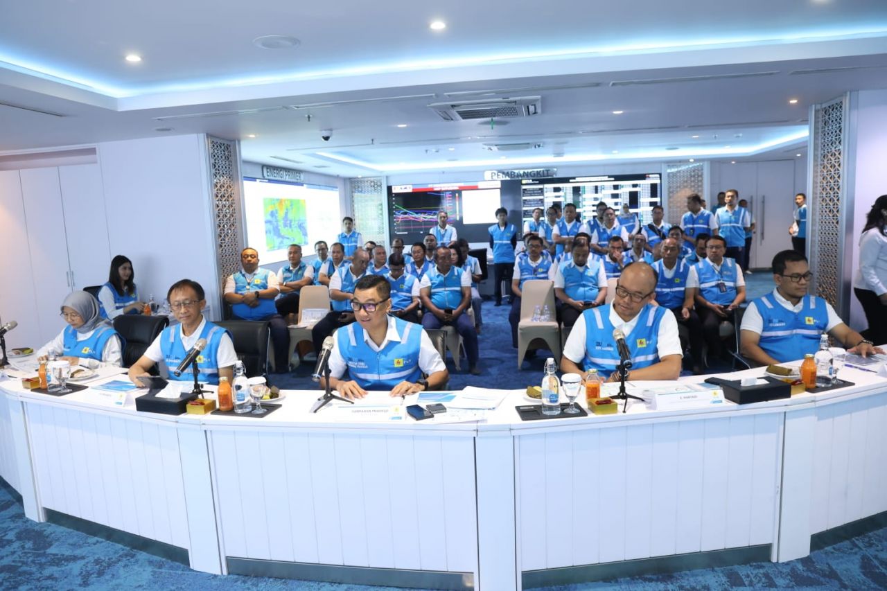 Dirut PLN Darmawan Prasodjo (tengah) saat apel siaga kelistrikan Pemilu 2024 di Posko Nasional Siaga Kelistrikan Pemilu di PLN Kantor Pusat pada Senin (12/2/2024). Foto/Humas PLN