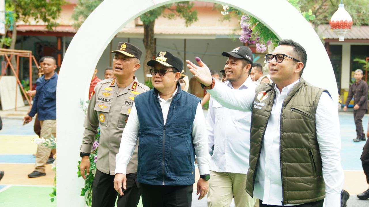 Plh Gubernur Jatim Adhy Karyono saat meninjau TPS Tematik di Kota Mojokerto