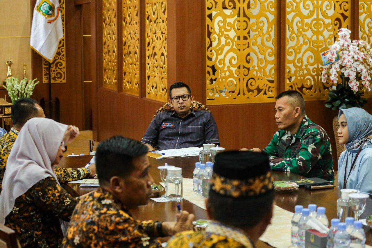 Pj Wali Kota Ali Kuncoro saat memimpin rakor pengendalian inflasi daerah bersama TPID