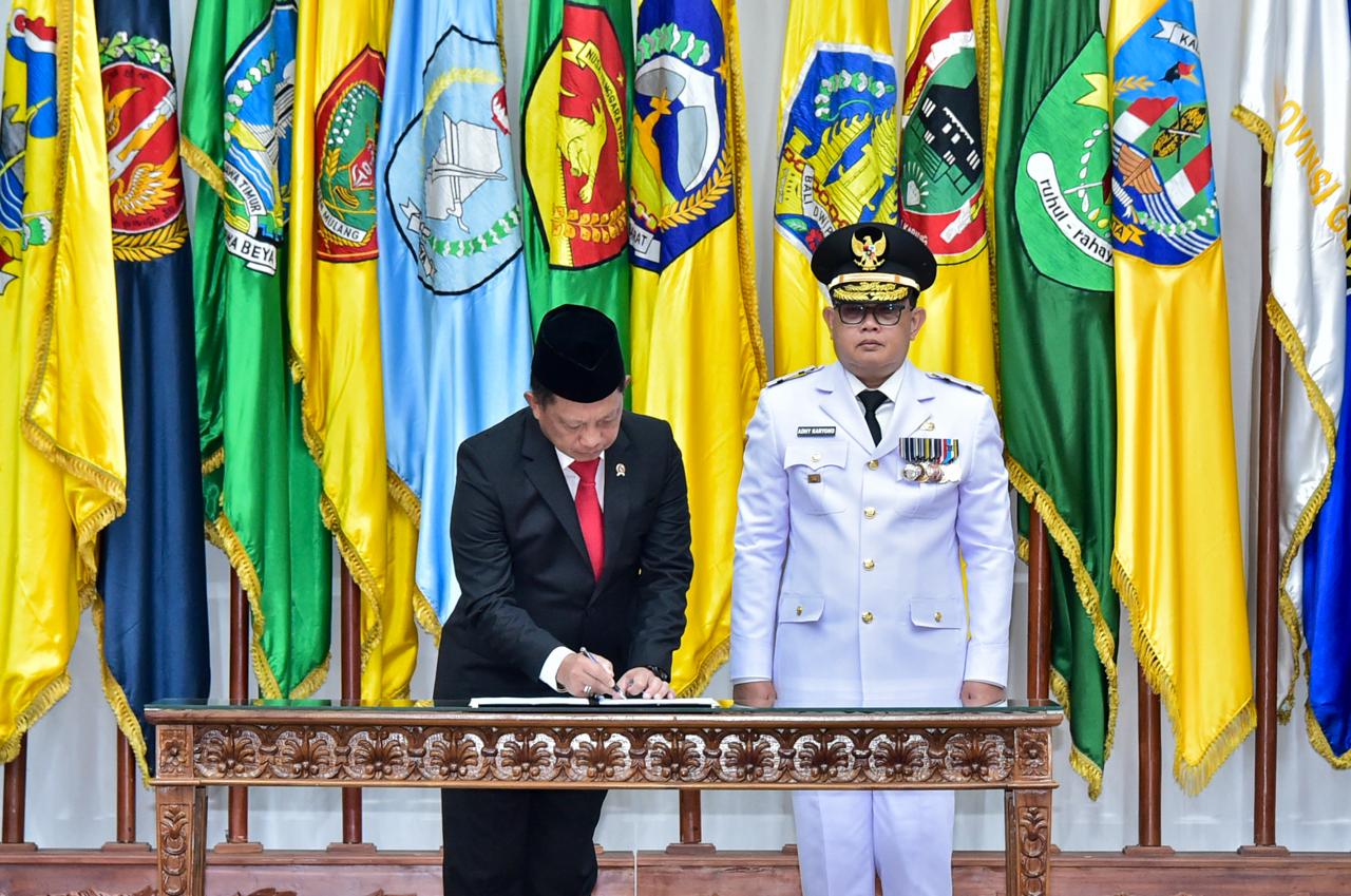 Menteri Dalam Negeri Tito Karnavian resmi melantik Penjabat (Pj) Gubernur Jawa Timut Adhy Karyono di Gedung Sasana Bhakti Praja Lantai 5 Gedung Kementerian Dalam Negeri, Jakarta Pusat, Jumat (16/02/2024). SP/ RIKO