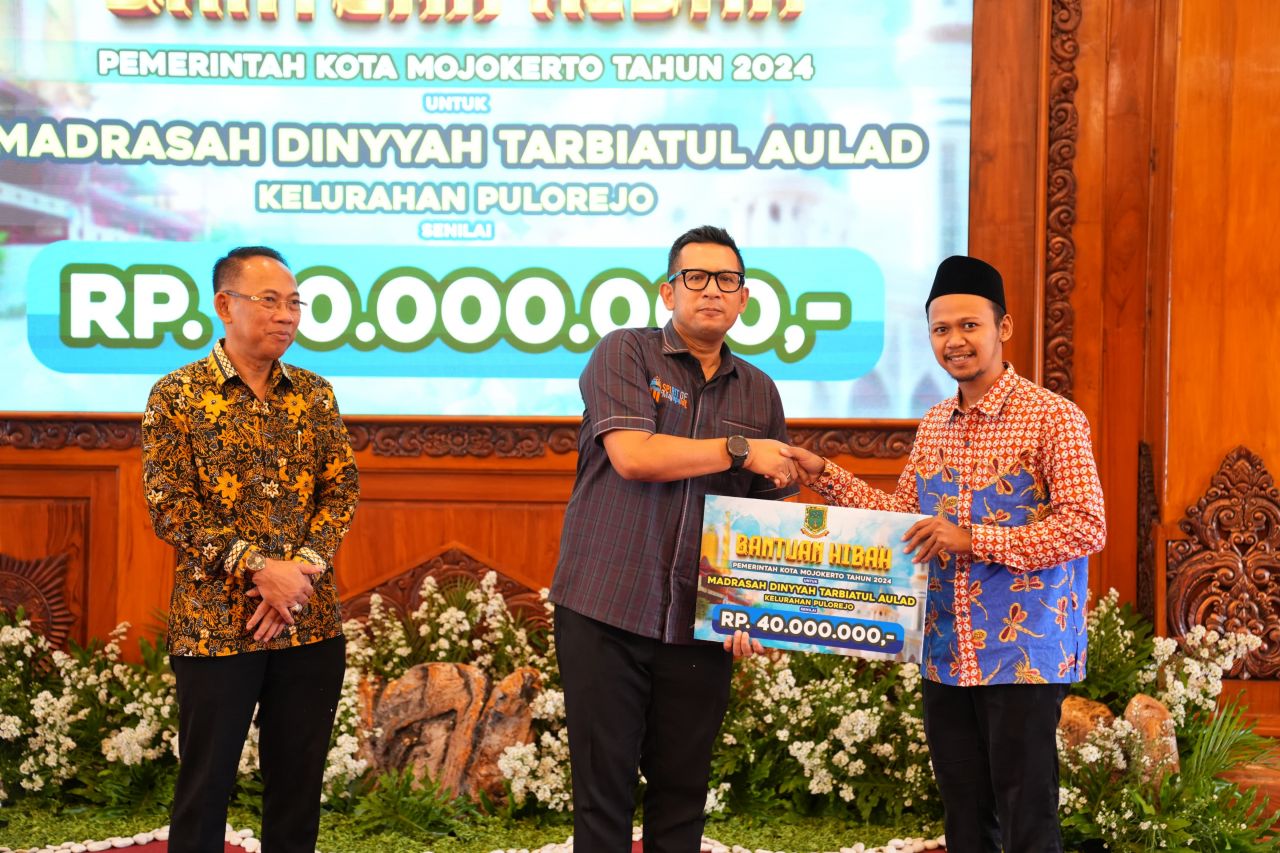 Pj Wali Kota Ali Kuncorosaat menyerahkan secara simbolis bantuan hibah didampingi Sekdakot Mojokerto
