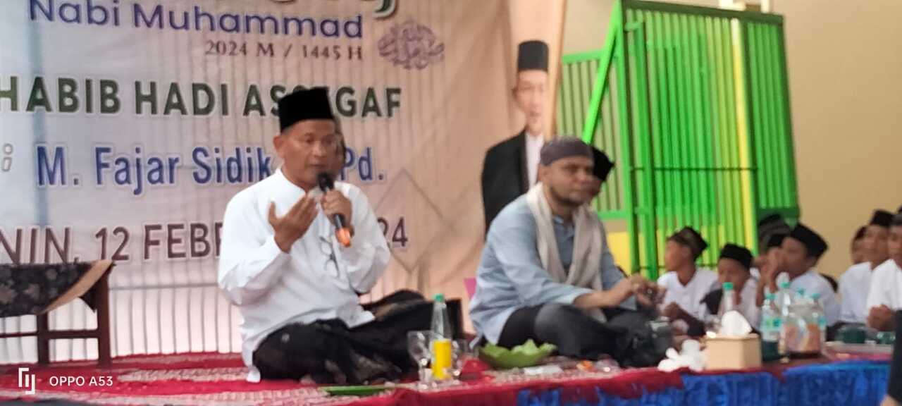 Gemuruh gema sholawat  ratusan siswa SMP Negeri 1 Jabon membahana bersama Habib Hadi Asegaf saat  gelar peringatan Isro Mi'raj, Senin (12/02/2024). SP/ HIKMAH