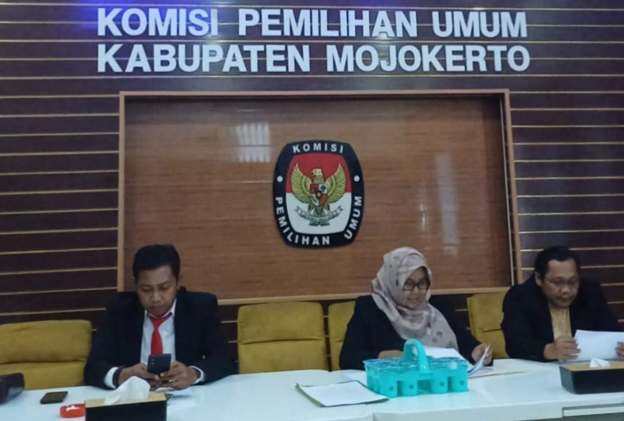 Sidang etik KPU Kabupaten Mojokerto terhadap salah satu anggota KPPS TPS Perning yang dilaporkan tak netral