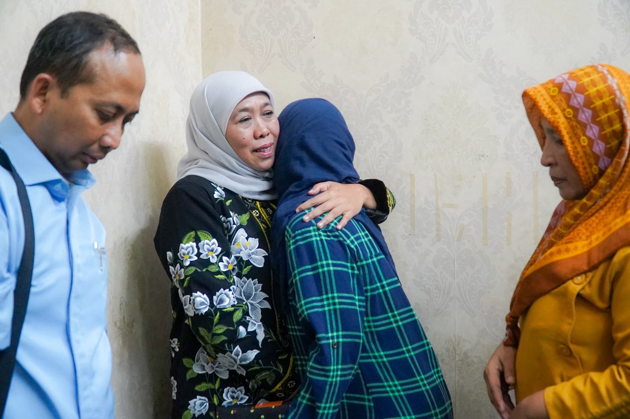 Gubernur Jawa Timur 2019-2024, Khofifah Indar Parawansa takziyah ke rumah anggota dan Ketua KPPS yang meninggal  saat bertugas, Senin (19/02/2024). SP/ RIKO