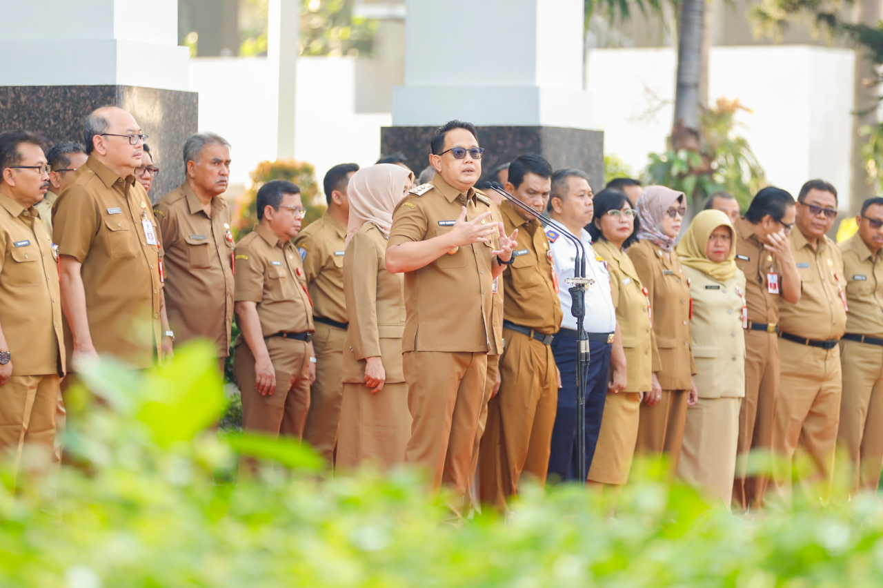 Pj Gubernur Adhy Karyono mengambil alih komando dengan menggelar apel perdananya di halaman Kantor Sekretariat Daerah Provinsi Jatim, Surabaya, Selasa (20/2/2024).SP/Biro Adpim Pemprov Jatim