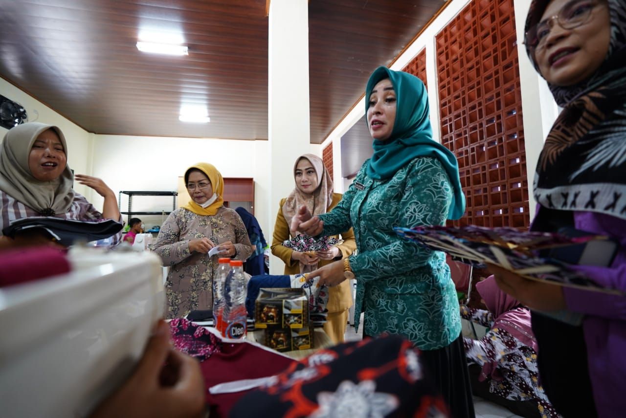 Bunda Nia Wayanti Ali Kuncoro tampak berinteraksi dengan peserta pelatihan membuat cinderamata dan sandal hotel
