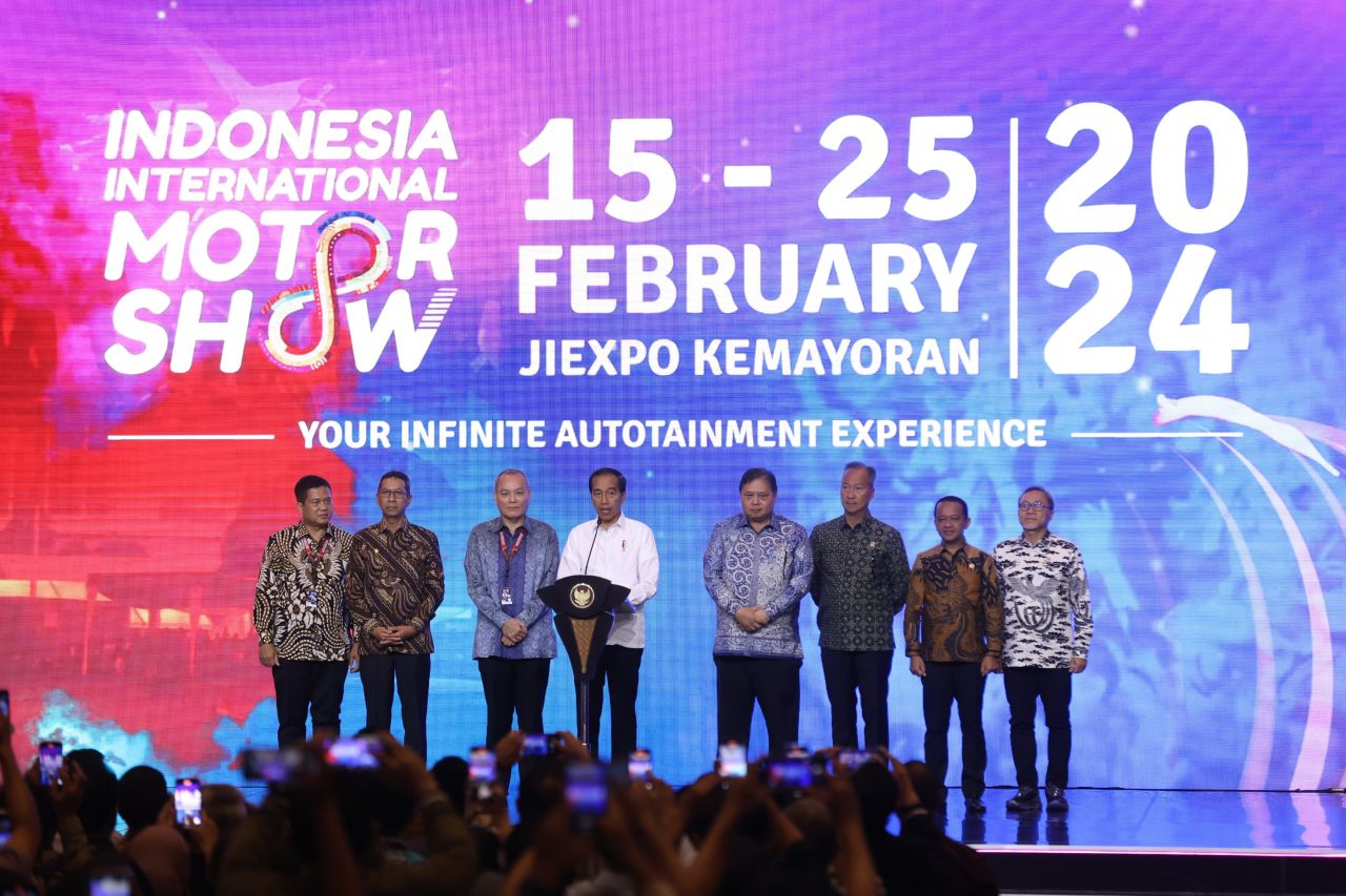 Presiden Joko Widodo (keempat dari kiri) saat membuka Indonesia International Motor Show (IIMS) 2024 di Jiexpo Jakarta, Kamis (15/2/2024). Foto/Humas PLN