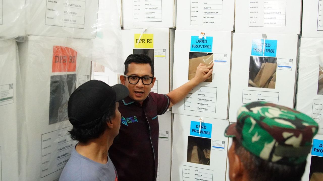 Pj Wali Kota Ali Kuncoro saat mengecek gudang logistik KPU pasca pemilu
