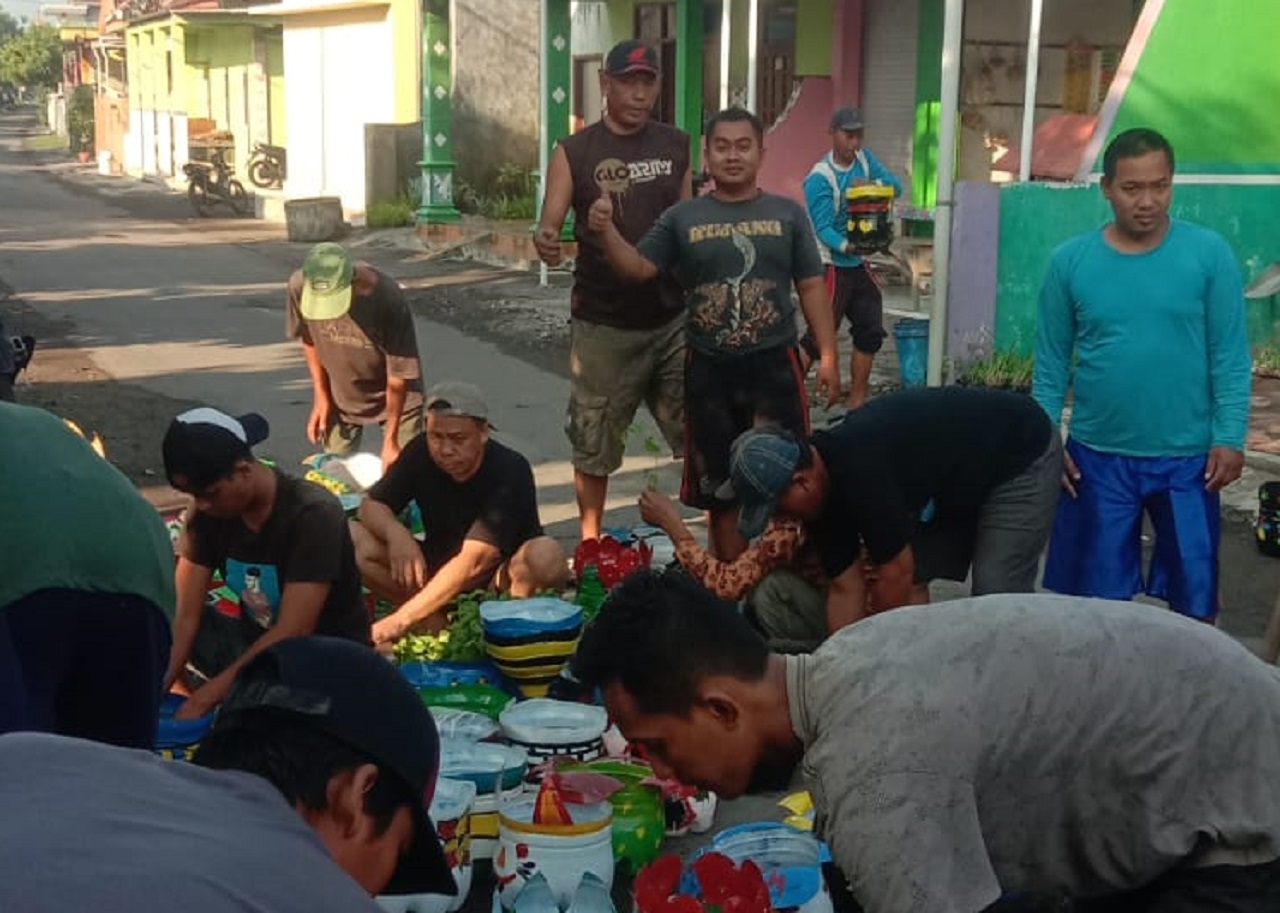 Warga di Desa Dukuhsari, Kecamatan Jabon, Kabupaten Sidoarjo saat menggelar kerja bakti massal secara rutin untuk antisipasi bencana bajir. SP/ HIKMAH