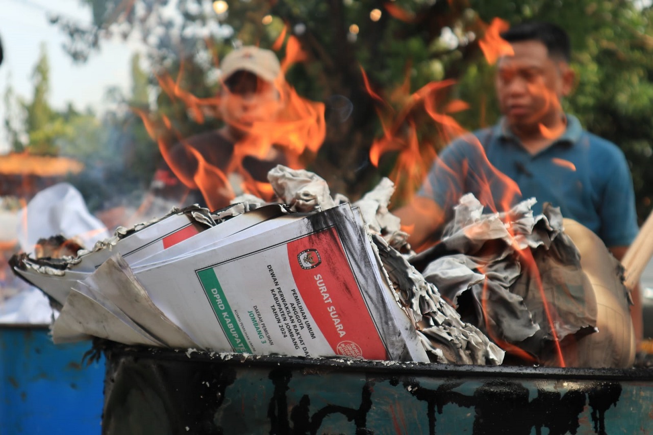 Ilustrasi. Surat suara yang dibakar usai diduga ada kecurangan. SP/ SAREP