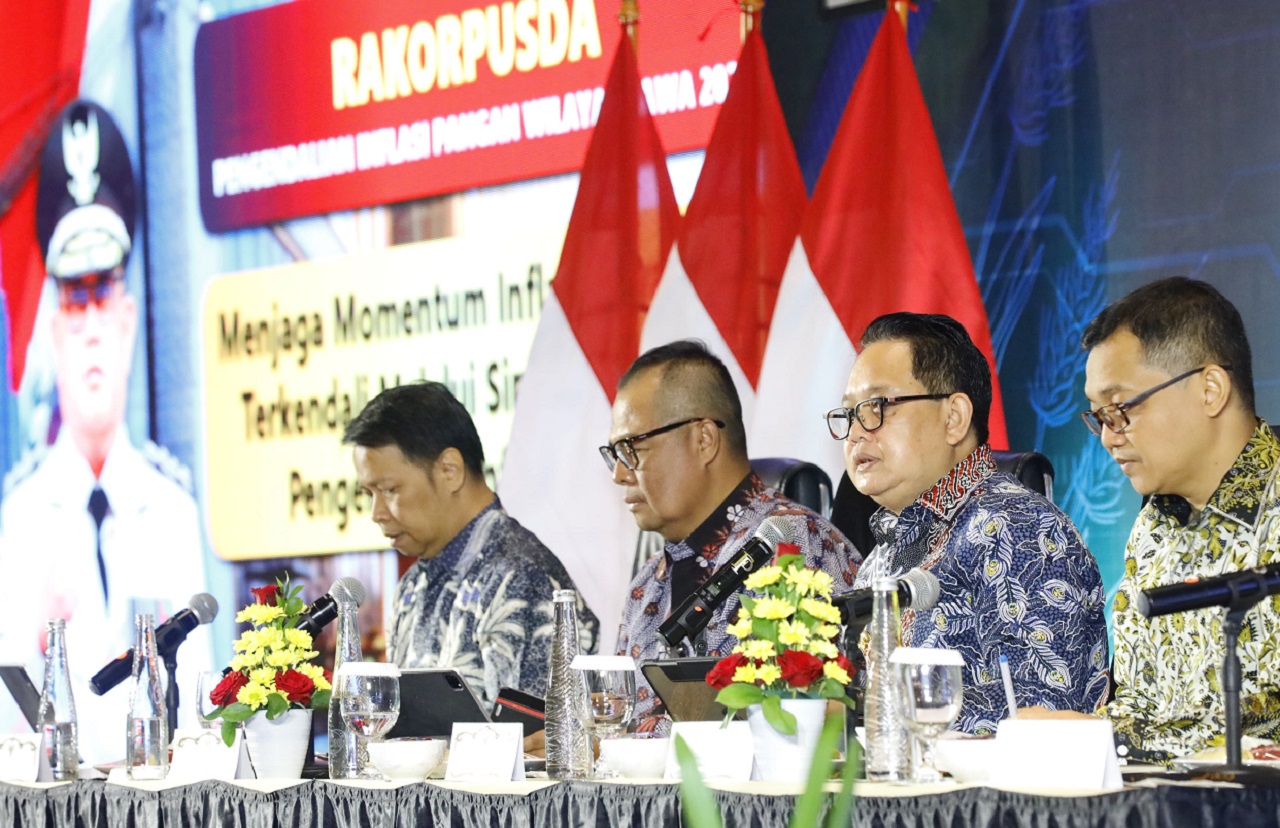 Pj Gubernur Jawa Timur Adhy Karyono hadir dalam rapat koordinasi pusat dan daerah (Rakorpusda) Bank Indonesia dalam rangka pengendalian inflasi wilayah Jawa Tahun 2024 di Hotel Mercure Malang, Selasa (27/02/2024). SP/ RIKO