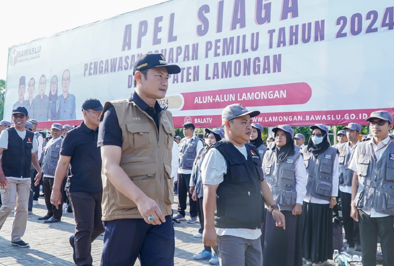Tony Wijaya, Ketua Bawaslu Kabupaten Lamongan bersama Bupati Yuhronur Efendi saat mengecek peserta apel siaga pengawasan tahapan pemilu di Alun-alun setempat pada Jumat (09/02/2024). SP/ MUHAJIRIN 