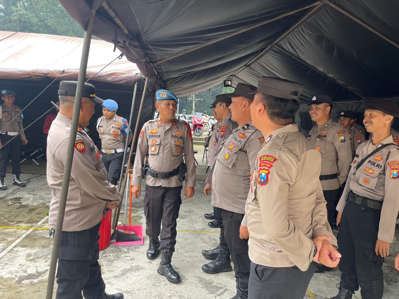 Anggota Polres Pasuruan saat pengamanan rekapitulasi hasil pemilu 2024. SP/ HIKMAH