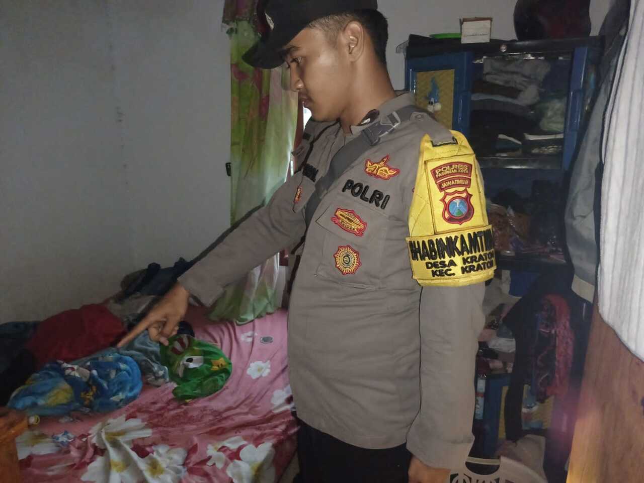 Polres Pasuruan saat mendatangi TKP orang meninggal dunia yang tersambar Petir. SP/ Ziz-Nur