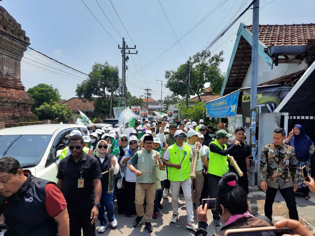 Cawapres, Muhaimin Iskandar atau Gus Imin bersama para pendukungnya kembali melakukan Patrol Desa di daerah Candipari, Porong, Sidoarjo, Jumat (09/02/2024) malam. SP/ RIKO