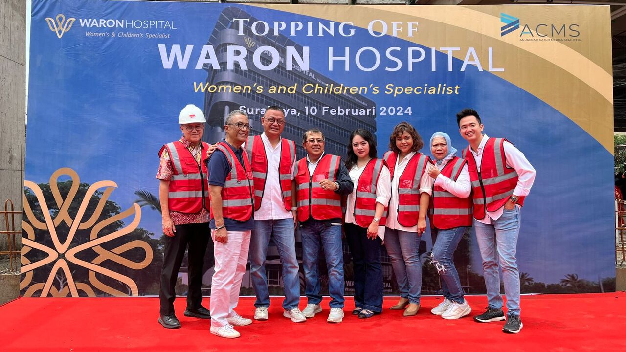 Acara proses topping off ceremony pembangunan proyek Waron Hospital, Sabtu (10/02/2024). SP/ Al Qomaruddin