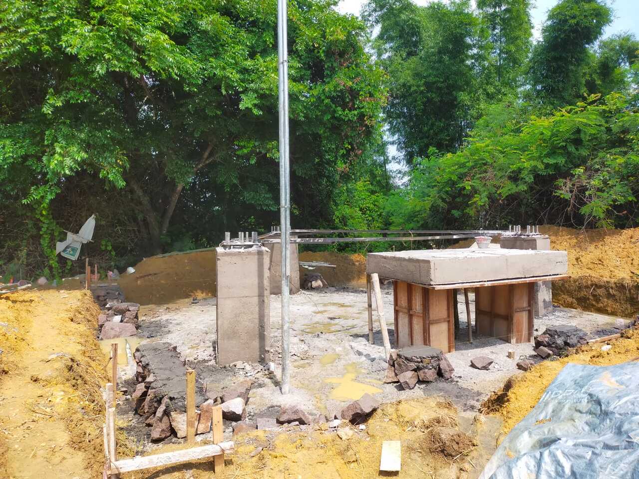 Proyek pembangunan menara SST PT Protelindo sudah dimulai dengan membangun pondasi meski belum mengantungi ijin dari pihak berwenang. SP/ GRS