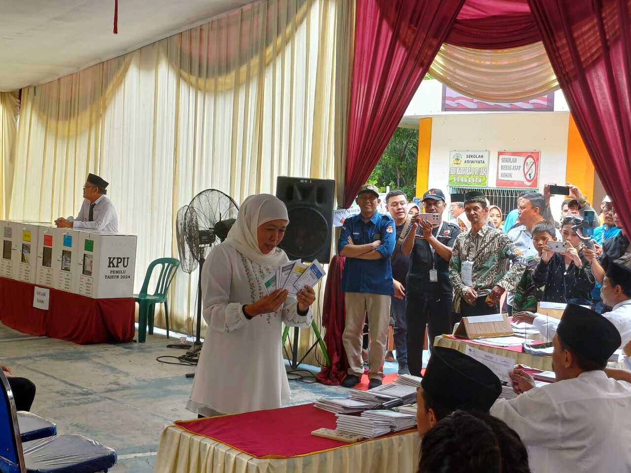 Mantan Gubernur Jawa Timur Khofifah Indar Parawansa saat pencoblosan di TPS 31 Wilayah RW 05, Kelurahan Jemur Wonosari Kecamatan Wonocolo Surabaya, Rabu (14/02/2024). SP/ AINI