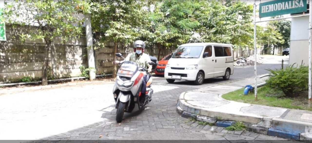 Petugas RSUD Bangil saat mengirim stok darah ke salah satu pasien, Rabu (28/02/2024). SP/ HIKMAH