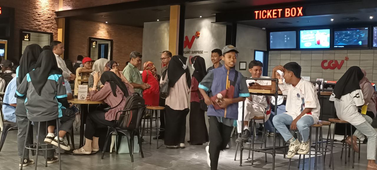 Pemutaran perdana film sinden gaib di bioskop Mojokerto yang dibanjiri penonton