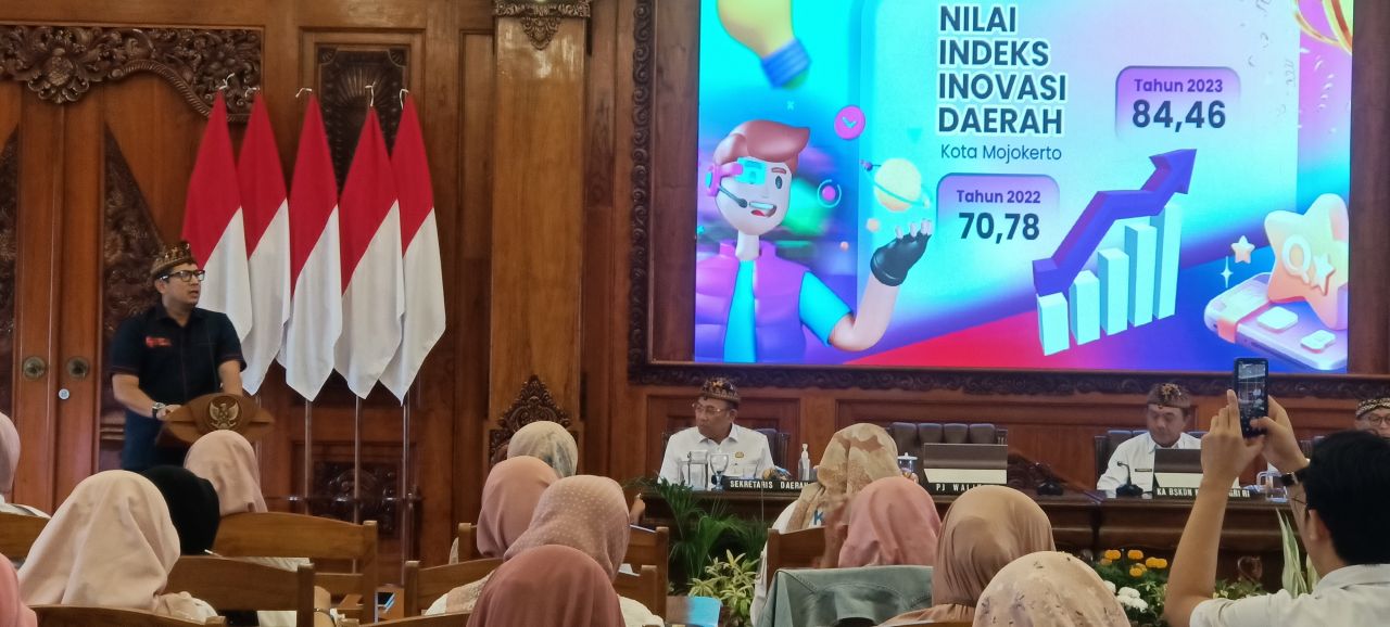 Pj Wali Kota saat membuka monev IID fan IPKD Kota Mojokerto