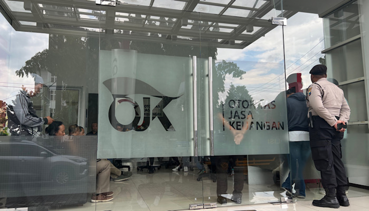 Kantor OJK Kediri dijaga petugas kepolisian