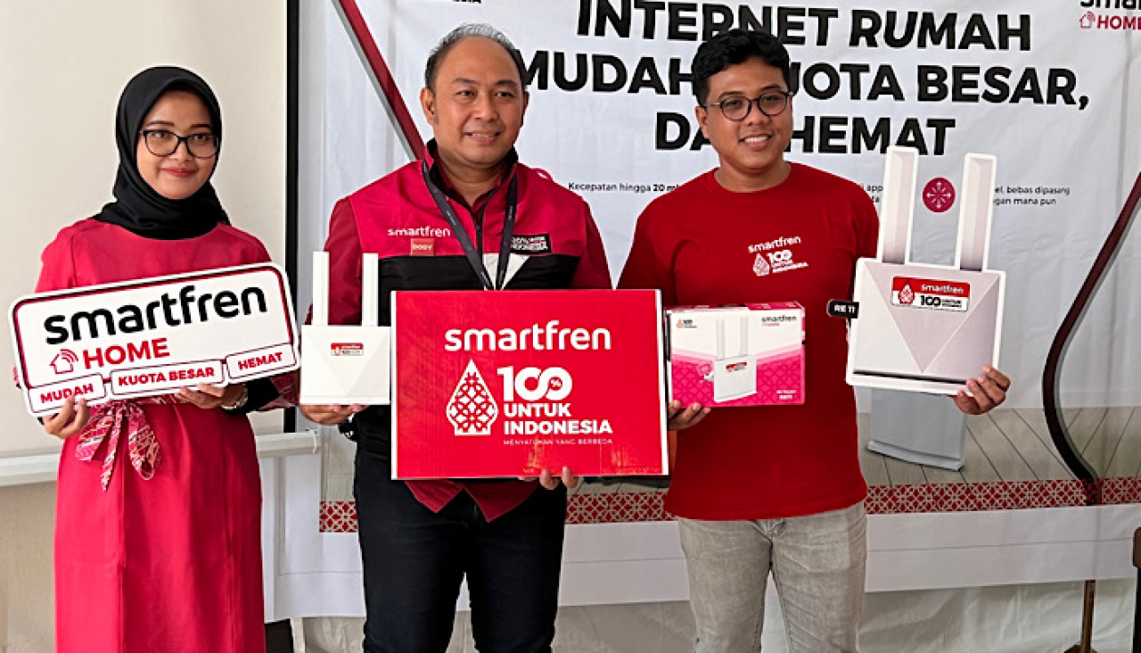Dody Irawan (tengah) bersama Perwakilan Tim Smartfren Wilayah Kediri-Madiun