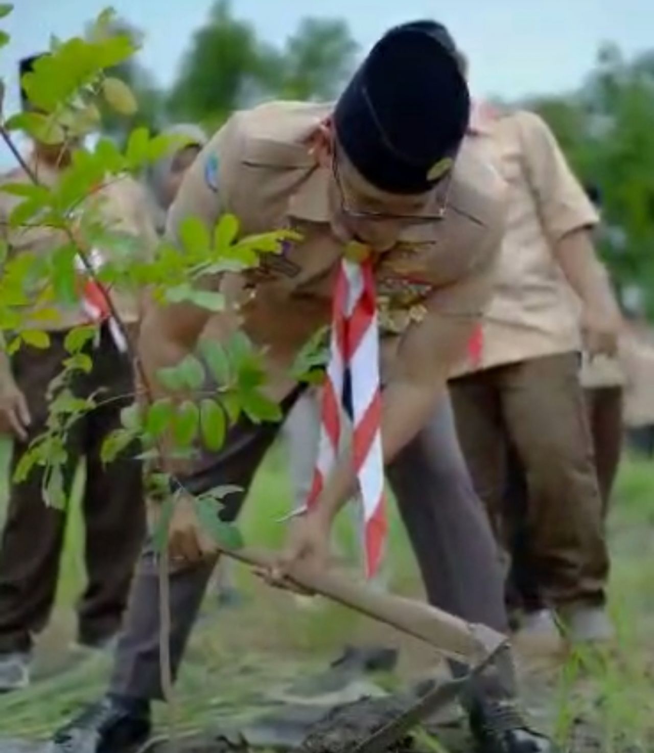 Mas Pj Walikota Ali Kuncoro saat menanam bibit pohon tabebuya di camp ground Rejoto