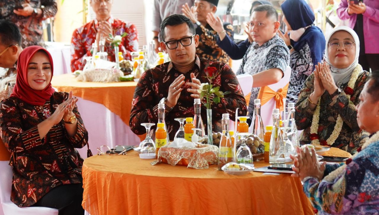 Ketua Dekranasda Kota Mojokerto Nia Wayanti Ali Kimcoro (kiri) saat menghadiri peresmian sentra IKM Batik Kota Mojokerto