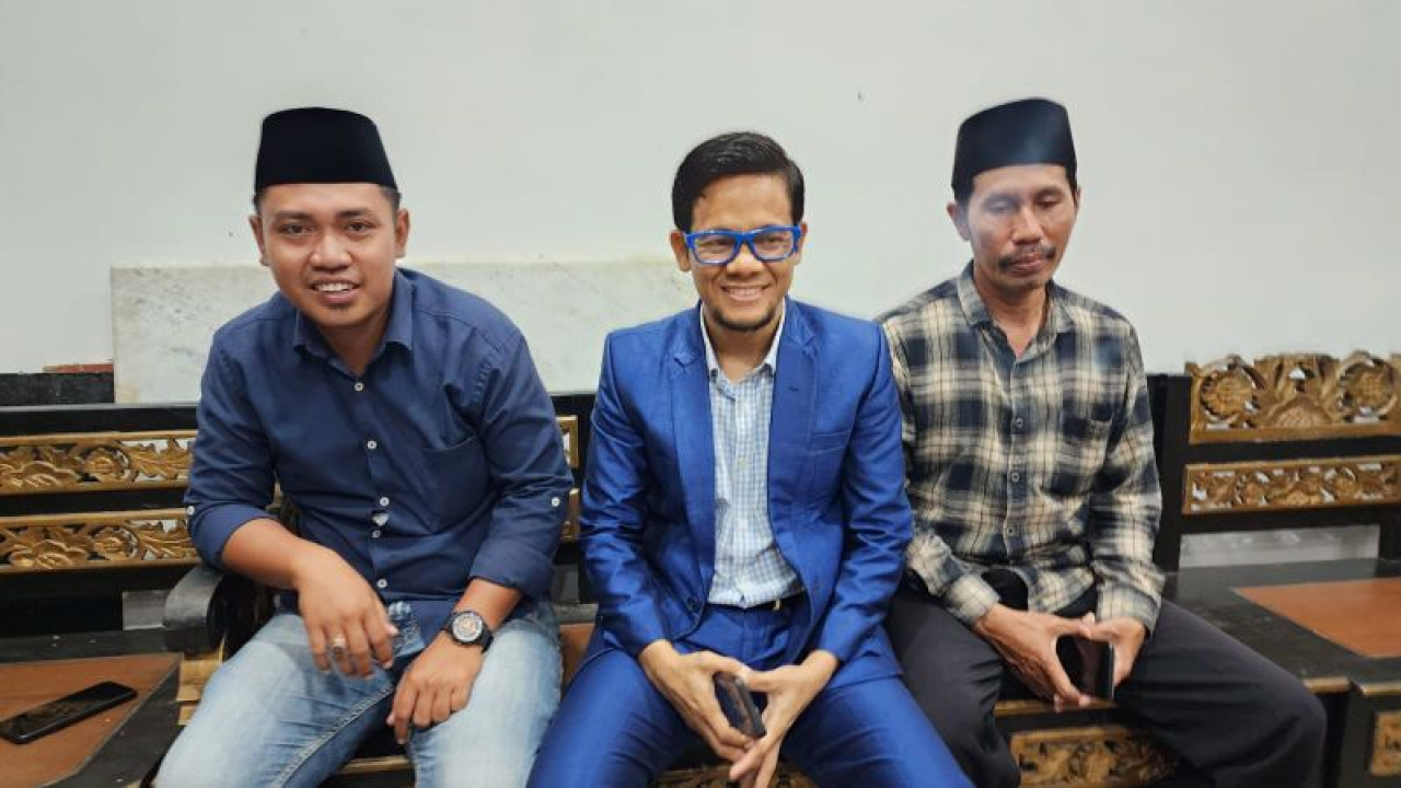 Pengacara Pj kades Ragung,  Sulaisi yang  ditengah