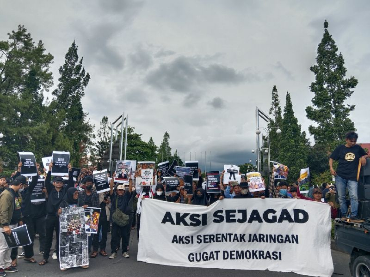 Mahasiswa, sivitas akademika, dan aktivis di Yogyakarta menggelar aksi Gejayan Memanggil Kembali, Senin (12/2/2024), untuk memprotes kondisi demokrasi jelang pemilu.