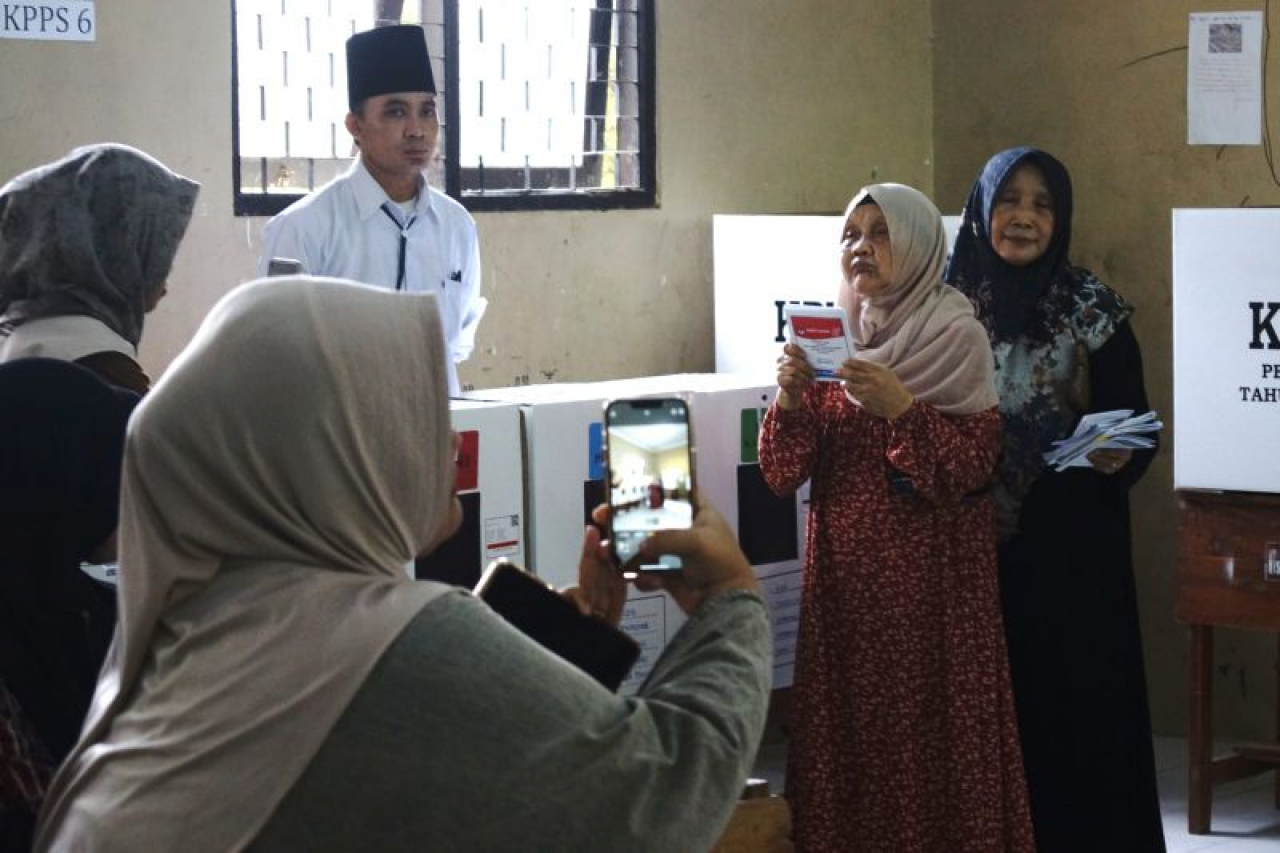 Ibunda calon wakil presiden Muhaimin Iskandar, Nyai Muhasona Iskandar menggunakan hak pilihnya di TPS 26 Denanyar, Jombang, Rabu (14/2/2024). SP/Sarep