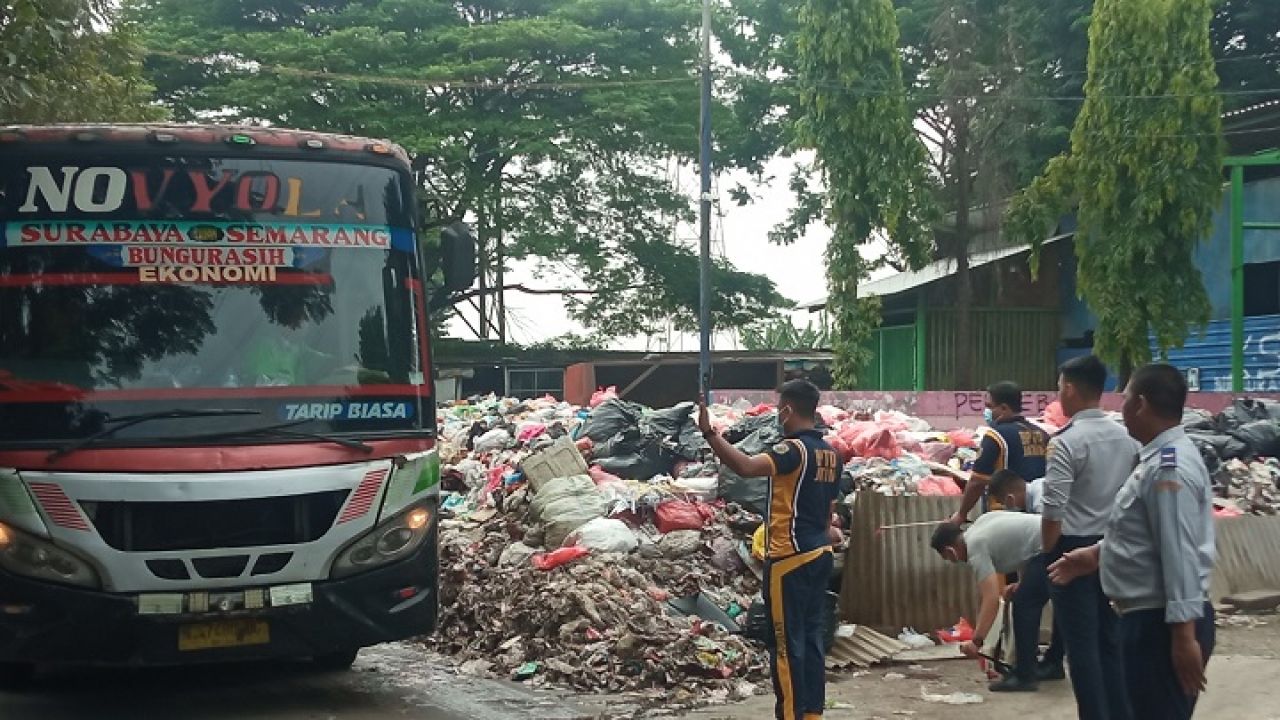 Petugas mulai membersihkan gunungan sampah di Terminal Purabaya. SP/Aini