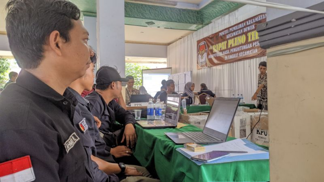 Proses hitung ulang rekapitulasi suara di Kecamatan Diwek.