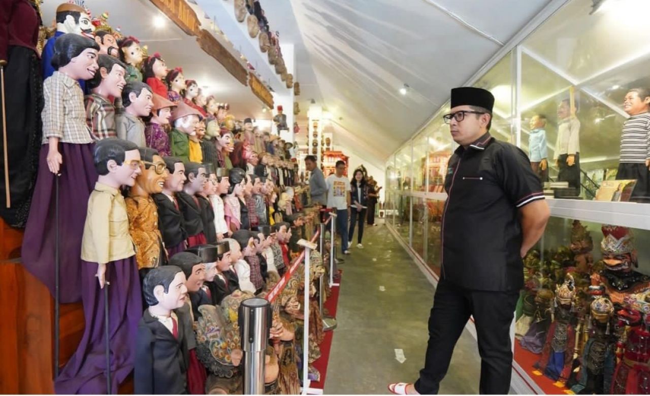 Pj Ali Kuncoro saatelihat koleksi wayang dari berbagai daerah di Indonesia