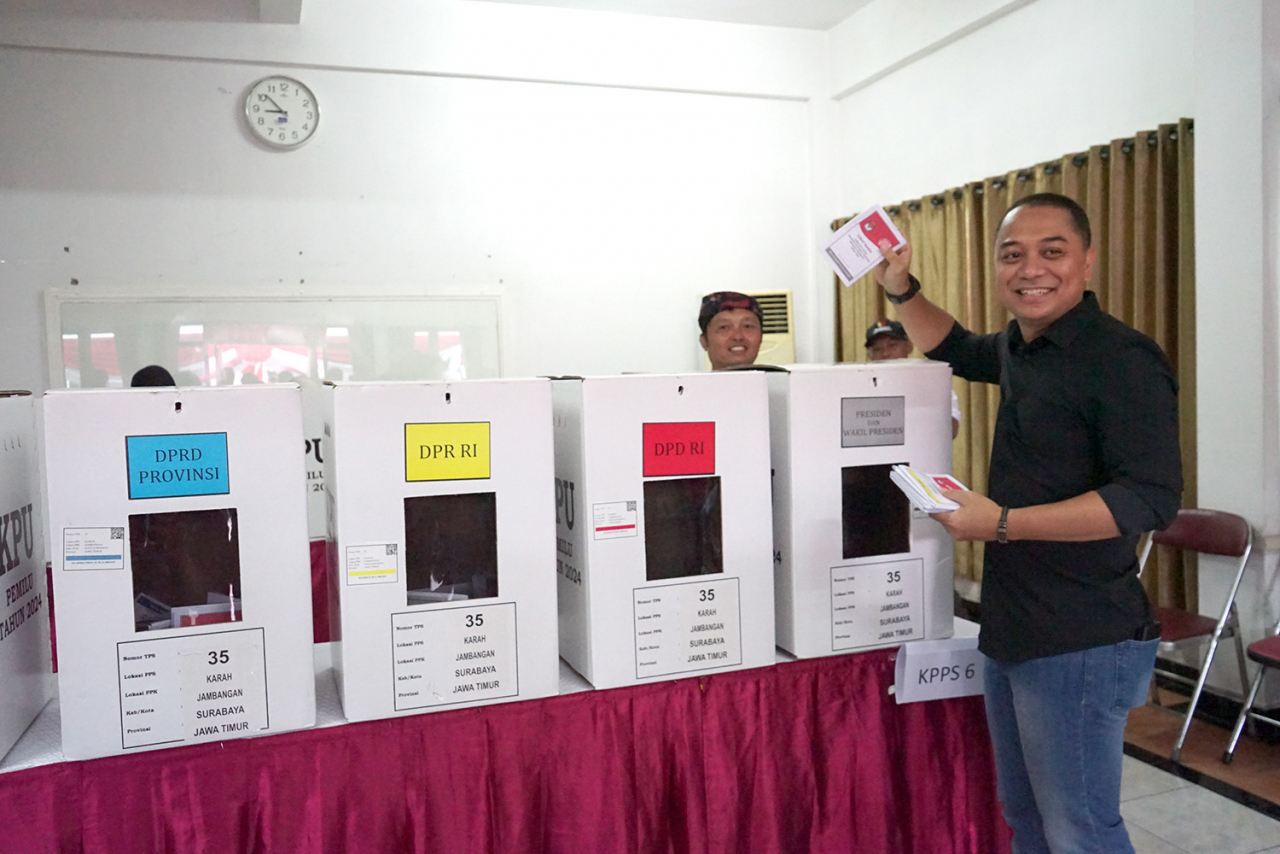 Wali Kota Surabaya Eri Cahyadi mencoblos TPS 35, Kecamatan Jambangan, Rabu (14/2). SP/ALQ