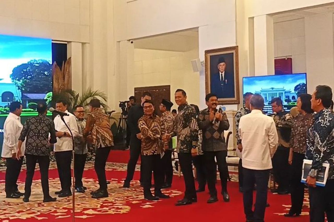 AHY dan Moeldoko saat bersalaman sebelum sidang Kabinet.