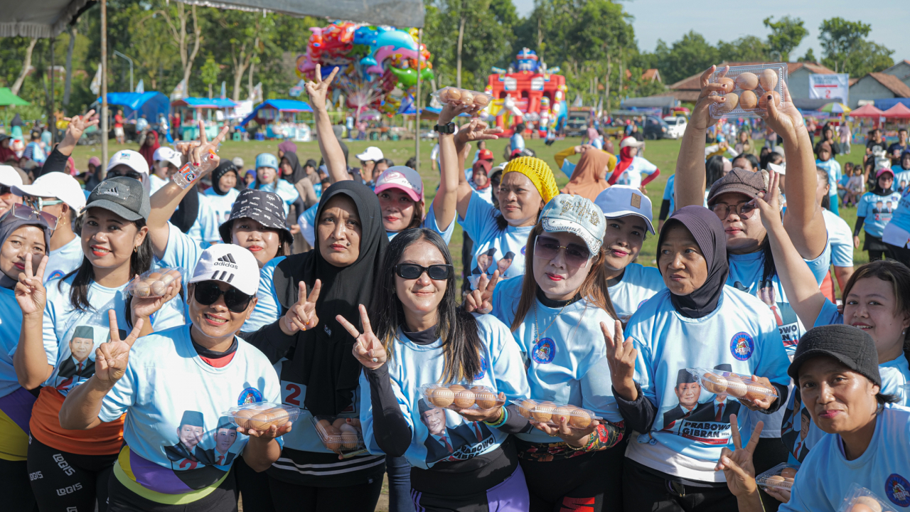 Beberapa warga saat menerima pembagian telur gratis