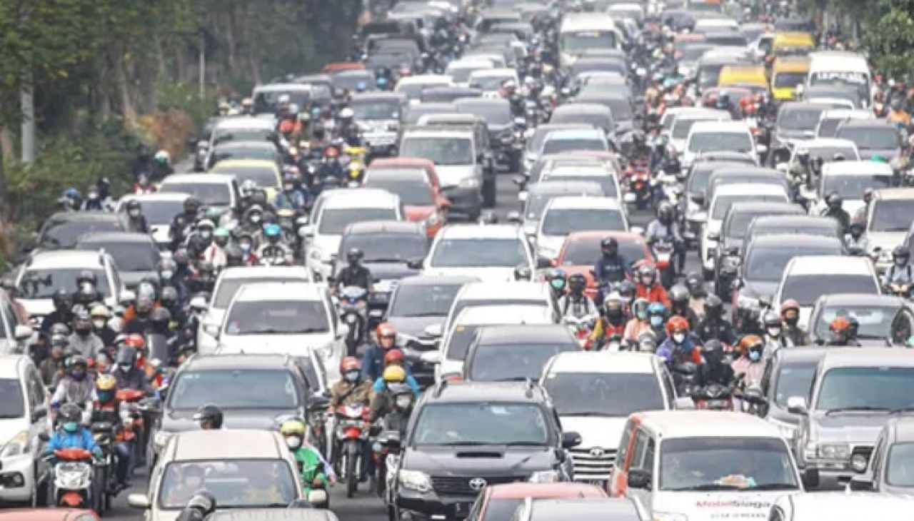 Kemacetan di Jalan Ahmad Yani Surabaya, khususnya pada jam pulang kerja antara pukul 16:00 hingga jam 18:00 sangat sering terjadi. Terlihat, kemacetan pada Jumat (23/2/2024). SP/Arlana