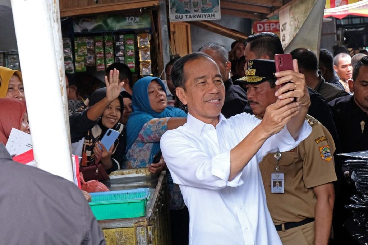 Presiden joko widodo (jokowi) biasa membagikan bansos atau bantuan sosial secara langsung. Anis Efizudin/ Antara Foto
