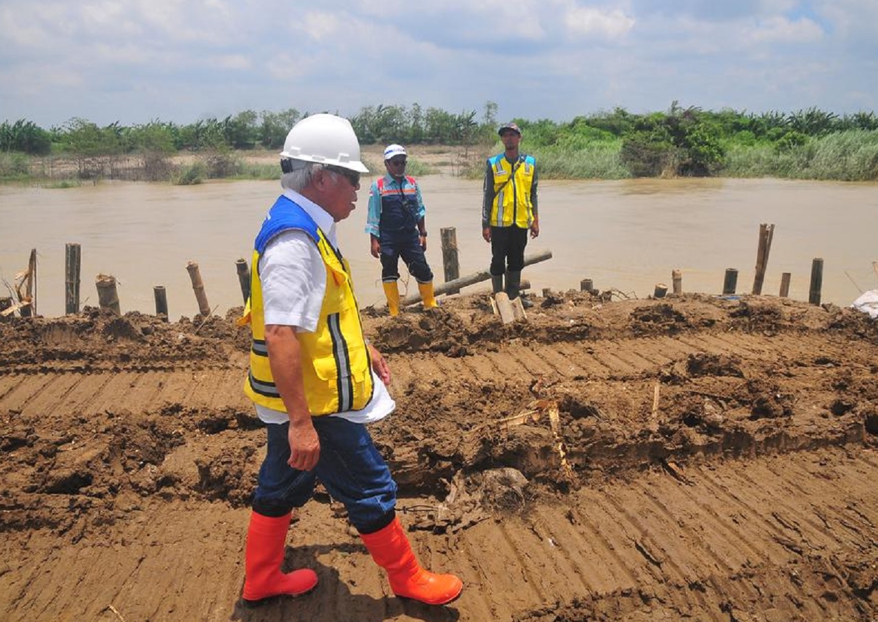 Menteri PUPR Basuki Hadimuljono (kiri) saat meninjau perbaikan tanggul sungai Wulan yang jebol di Desa Ketanjung, Karanganyar, Demak, Jawa Tengah. SP/ SLW