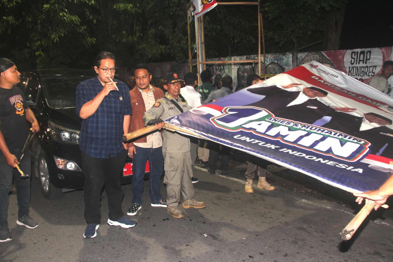 Anggota KPU Jatim Divisi Sosialisasi, Pendidikan Pemilih, dan Partisipasi Masyarakat Gogot Cahyo Baskoro ikut melakukan Pembersihan APK di Surabaya, Minggu dini hari 11/2/2024. Foto : Riko/SP