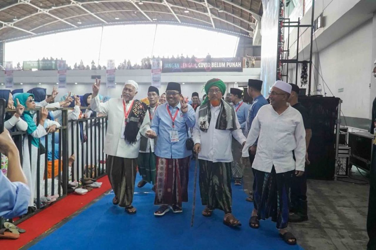 Para Alim Ulama Jawa Timur saat doa bersama bareng Khofifah di JX International Surabaya, Jumat 9/2/2024.