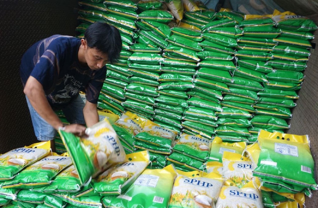 Paket beras SPHP ukuran 5 kilogram yang dikirim ke pasar-pasar. Lilik Dharmawan/ MI Foto