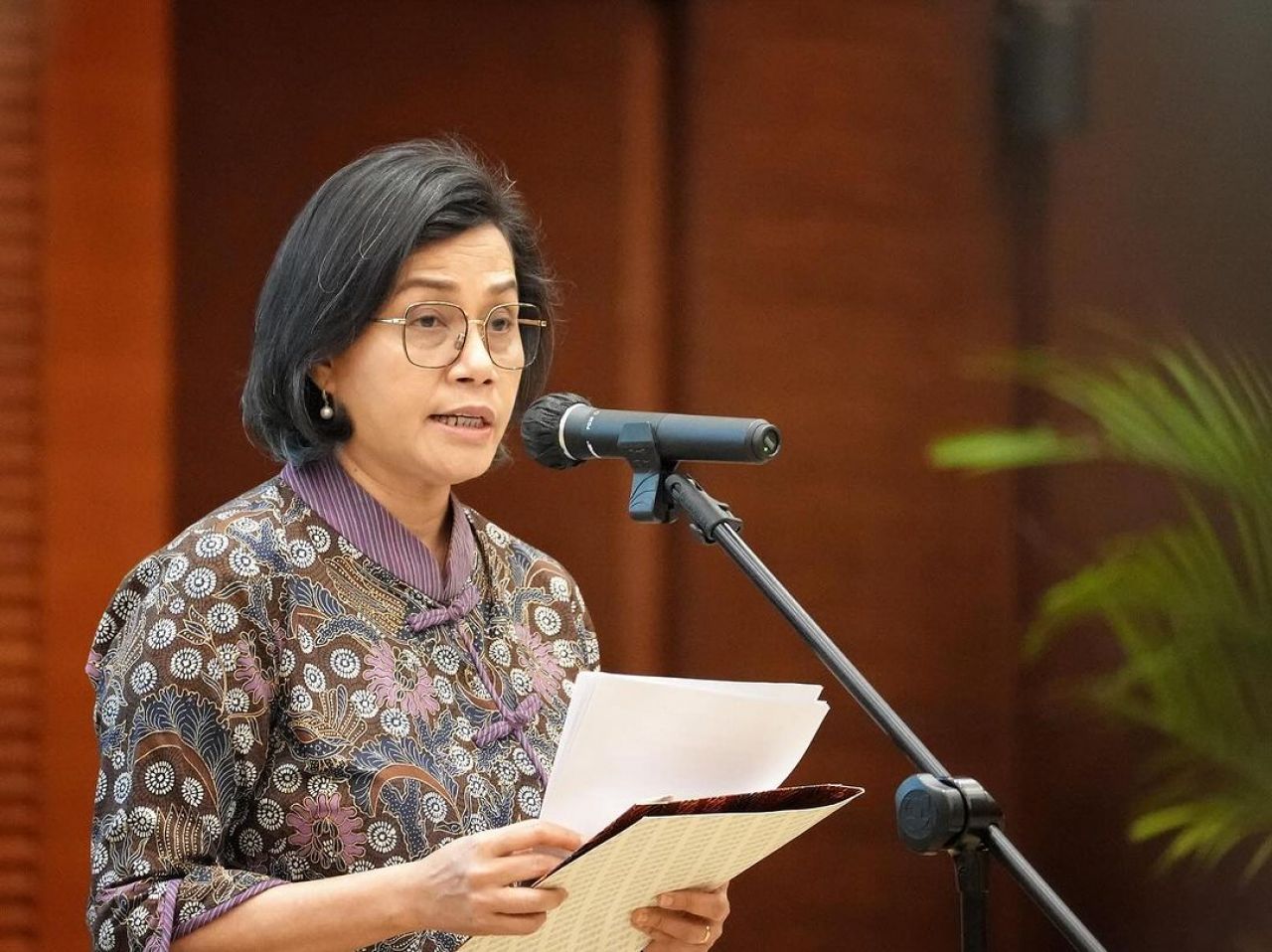 Menteri Keuangan Sri Mulyani usai melantik Haryanto Sahari  sebagai Dewan Pengawas Lembaga Pengelola Investasi (LPI)/ Indonesia Investment Authority (INA). (foto: kemenkeu ri)