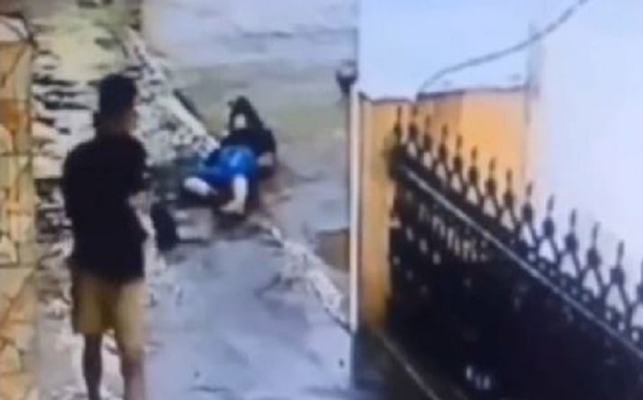 Beredar sebuah video yang menunjukkan aksi pemukulan seorang pria terhadap wanita di sekitar Jalan Swadaya, RT 02/06, Kelurahan Setiamanah, Kecamatan Cimahi Tengah, Kota Cimahi, Senin (20/02/2024). SP/ Tangkapan Layar