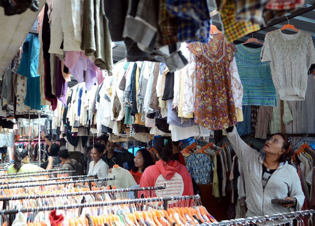 Pakaian bekas impor. MI/Panca Foto