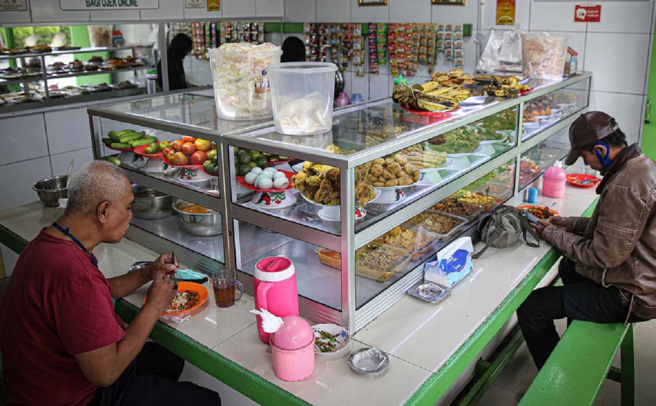 Ilustrasi. Pelanggan sedang menikmati sajian menu di Warteg. SP/ JKT
